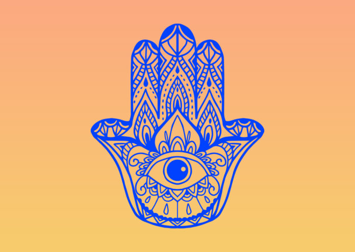 Ilustración ornamentada de una Mano de Fátima azul con un ojo central, un amuleto vinculado a las supersticiones egipcias sobre el mal de ojo