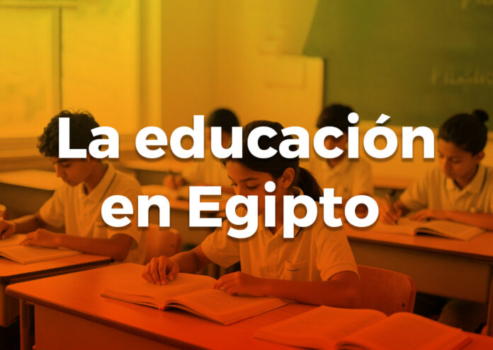 Niños y niñas sentados en sus pupitres de madera leyendo libros de texto en un aula escolar iluminada con tonos cálidos. Superpuesto en el centro, destaca el texto en letras blancas: 