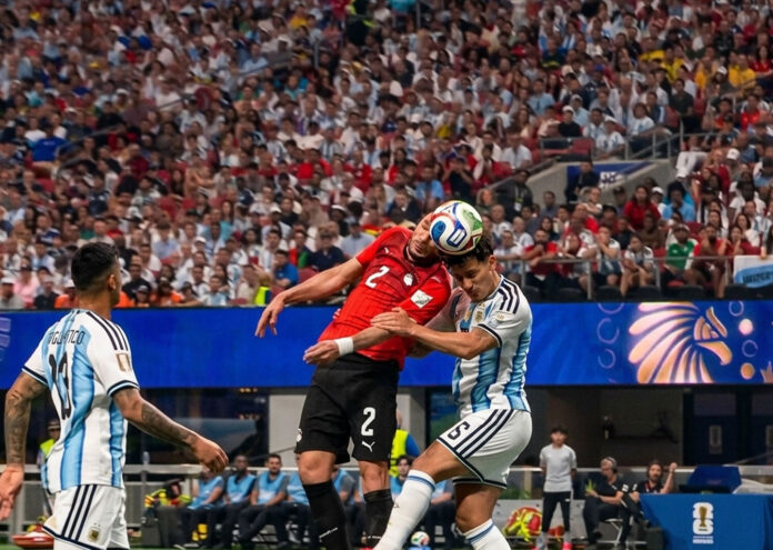 Jugadores de Egipto en el mundial 2026 y Argentina luchan ferozmente por un balón aéreo