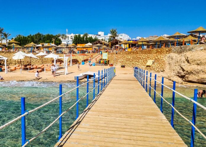 Pasarela de madera sobre aguas cristalinas en un resort de playa en Sharm el-Sheij, un destino refrescante para incluir al viajar a Egipto en verano