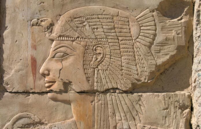 Relieve en piedra de la faraona Hatshepsut tallado en el templo de Deir el-Bahari, ejemplo del liderazgo de la mujer en Egipto