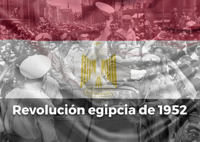 Integrantes del Movimiento de Oficiales Libres, encabezados por Mohamed Naguib, saludando a la multitud durante la Revolución egipcia de 1952
