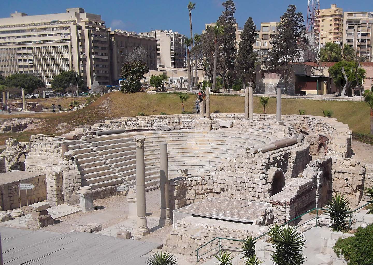 Vista panorámica del anfiteatro romano de Alejandría, un punto histórico imperdible al viajar a Egipto en 2027