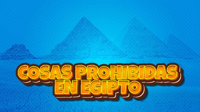 Ilustración en tonos azules de las pirámides de Guiza con el texto cosas prohibidas en Egipto escrito en letras estilizadas de color amarillo y naranja