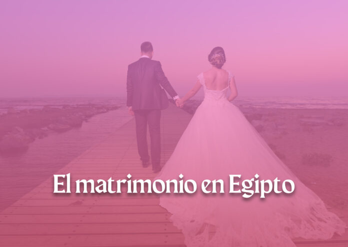 Pareja de novios caminando de la mano hacia la playa en una ceremonia representativa de el matrimonio en Egipto