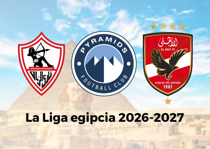 Un diseño gráfico con los escudos de los clubes de fútbol Al Zamalek, Pyramids y Al Ahly alineados sobre una vista desenfocada de las pirámides y la esfinge, y el texto la liga egipcia 2026-2027 abajo