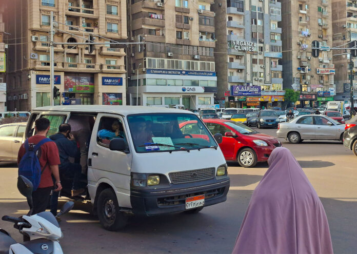 Microbús local en la Plaza Víctor Manuel de Smouha, uno de los medios de transporte en Egipto más populares en Alejandría