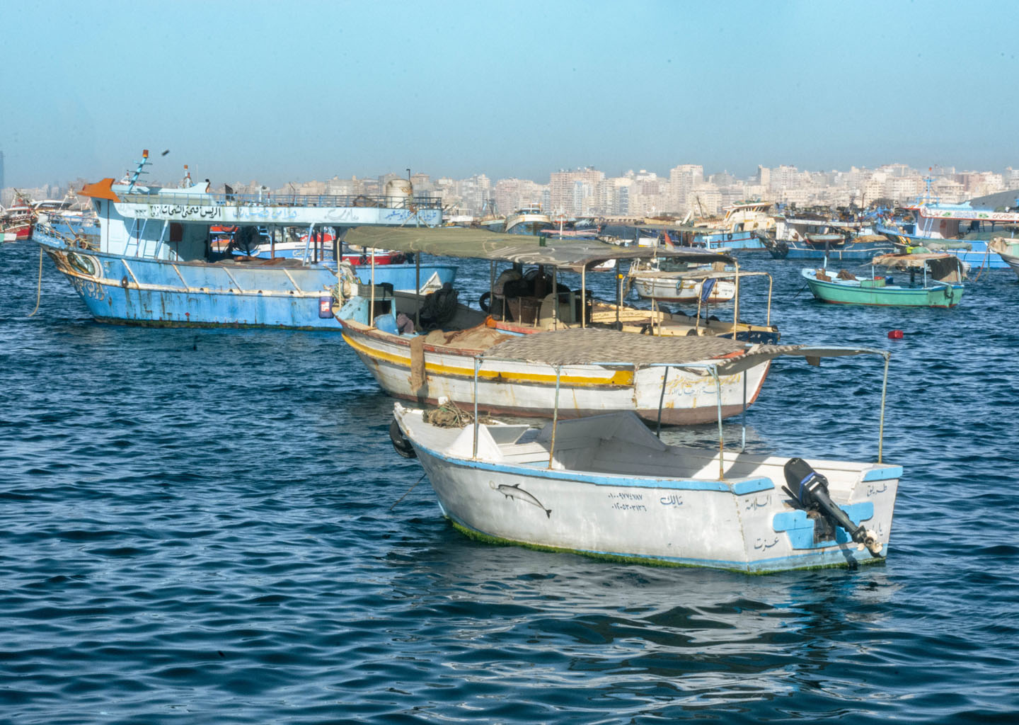 Pequeñas barcas de madera flotando en el puerto marítimo de Alejandría durante el invierno en Egipto