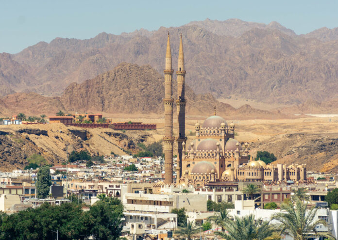 Panorámica de la Mezquita Al-Sahaba en Sharm el-Sheij con sus dos esbeltos minaretes y el paisaje montañoso del Sinaí al fondo, destacada entre las mezquitas más famosas de Egipto